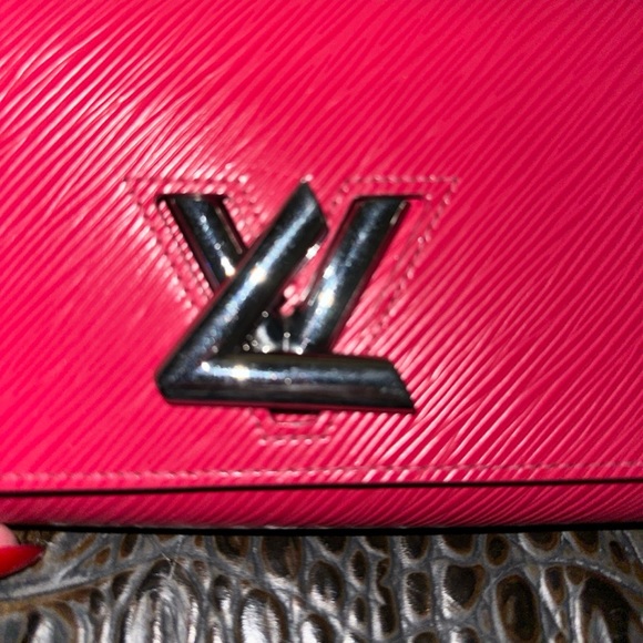 LOUIS VUITTON Epi Twist Chain Wallet Hot Pink - Picture 4 of 13